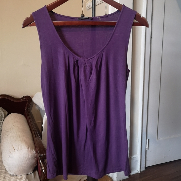 3/$20 Tahari sleeveless top - Picture 1 of 6